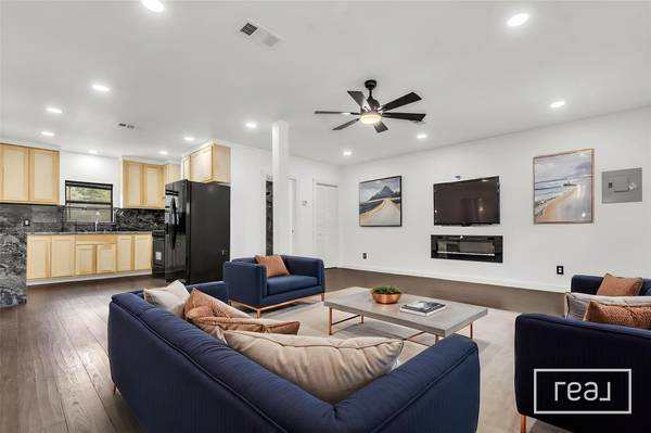 135 Huskey TRL, Paige, TX 78659