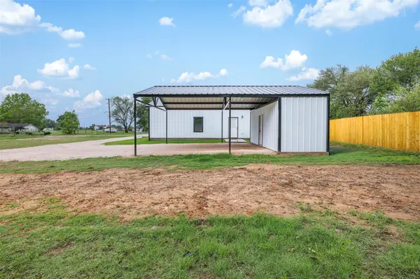 1110 Caldwell, Lexington, TX 78947
