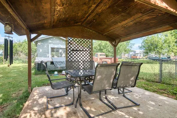 209 E Houston ST, Llano, TX 78643