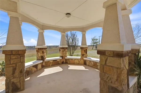 100 Mayfield LN, Lockhart, TX 78644