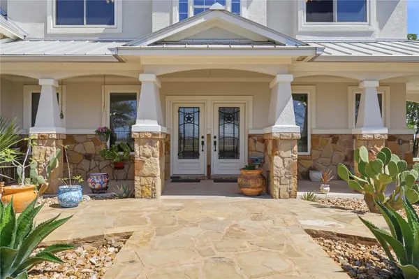 100 Mayfield LN, Lockhart, TX 78644