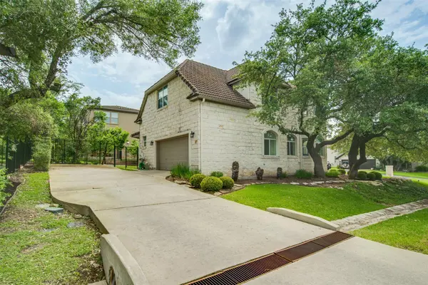 18 Glenway DR, The Hills, TX 78738