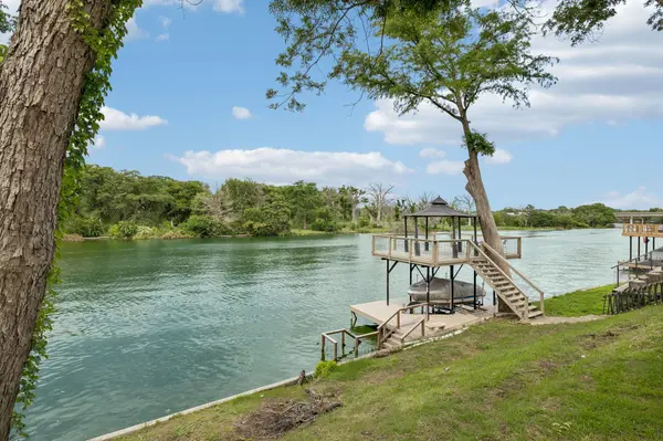 939 Reiley RD, Seguin, TX 78155