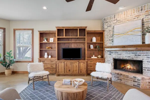 19 Chandon LN, Lakeway, TX 78734