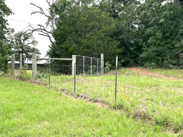 160 Rosanky Cattle Company RD, Smithville, TX 78957