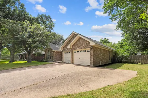 1906 Meadow Ridge DR, Taylor, TX 76574