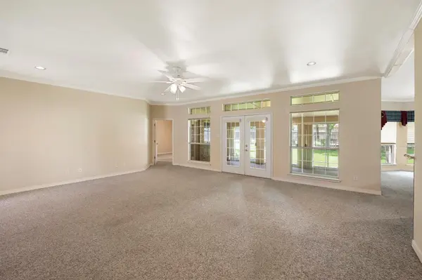 1906 Meadow Ridge DR, Taylor, TX 76574