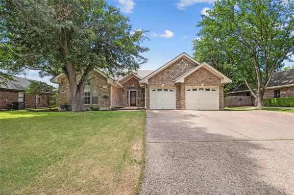 1906 Meadow Ridge DR, Taylor, TX 76574