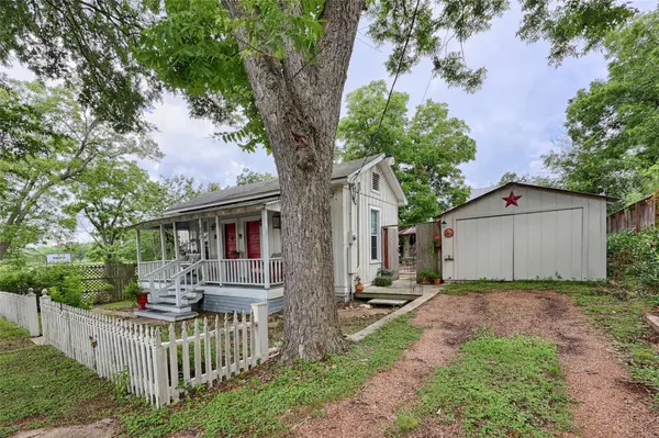 307 W Market ST, Fayetteville, TX 78940