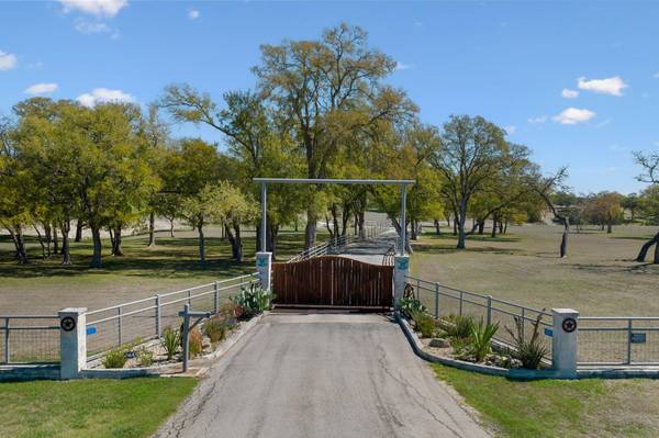 521 Bluff Creek Road RD, Center Point, TX 78010