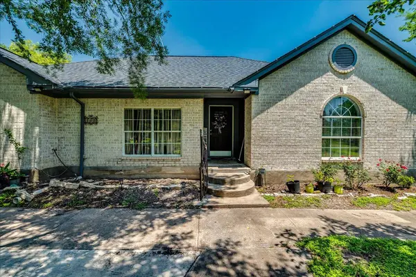 123 Crossroads DR, Dale, TX 78616