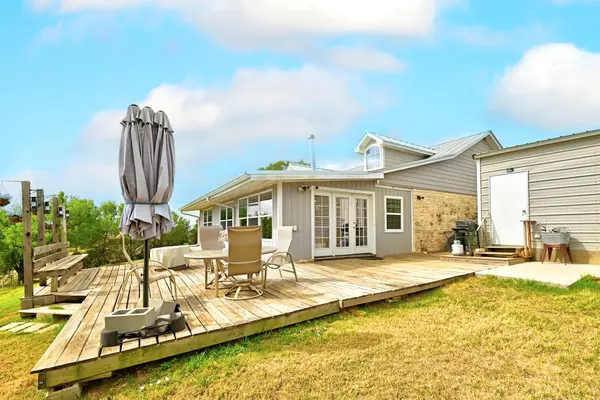127 Klbj RD, Smithville, TX 78957
