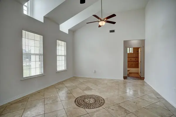 102 W Oak LOOP, Cedar Creek, TX 78612