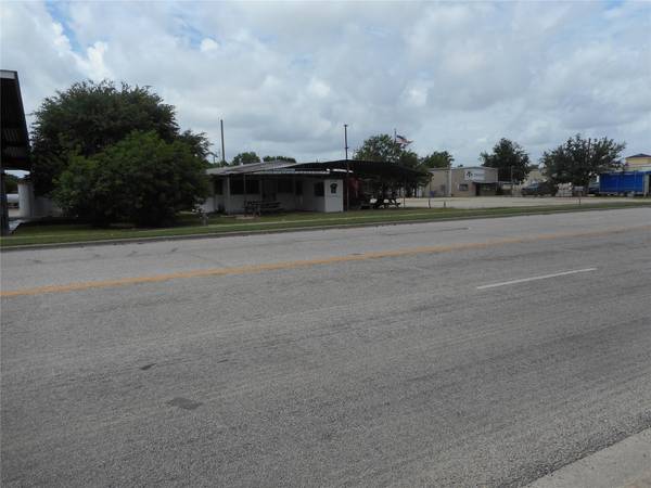 1107 W 2nd ST, Taylor, TX 76574