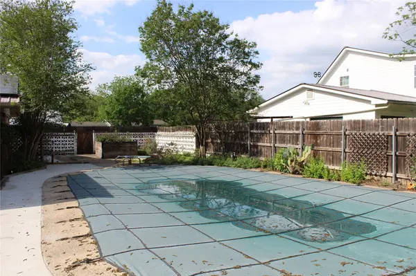 1010 W Live Oak ST #B, Lockhart, TX 78644