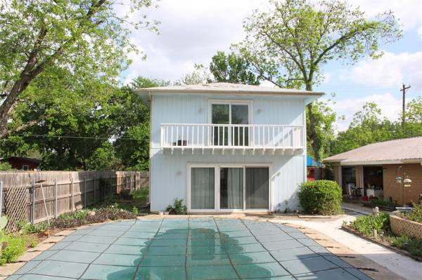1010 W Live Oak ST #B, Lockhart, TX 78644