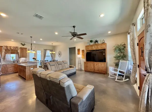 1094 Raintree LN, Elgin, TX 78621