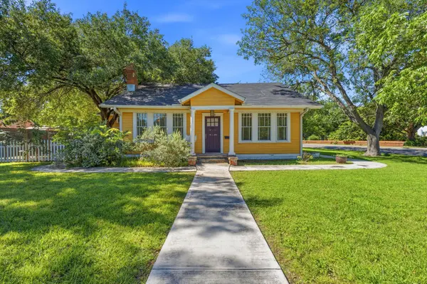 1232 Spruce ST, Lockhart, TX 78644