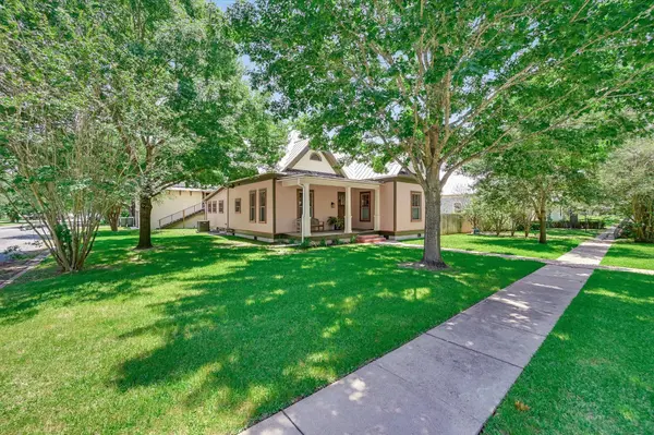 506 Gresham ST, Smithville, TX 78957