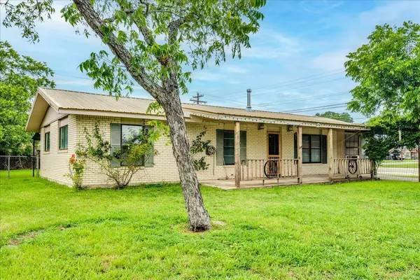 985 N Chambers ST, Giddings, TX 78942