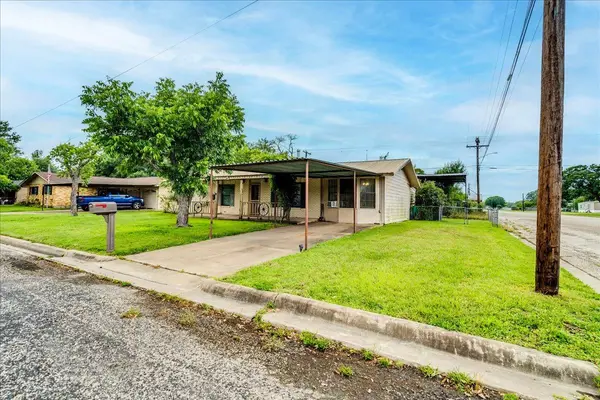 985 N Chambers ST, Giddings, TX 78942