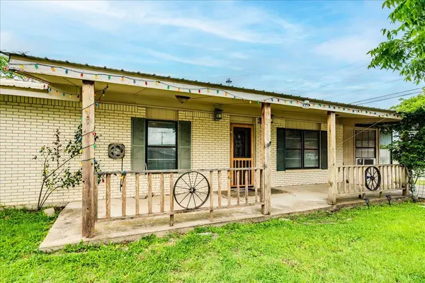 985 N Chambers ST, Giddings, TX 78942