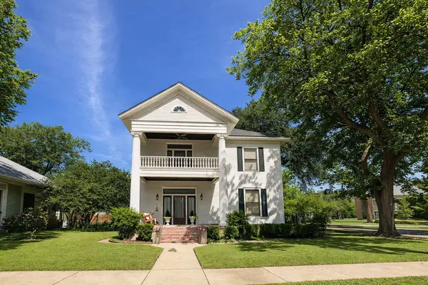 307 Burleson ST, Smithville, TX 78957