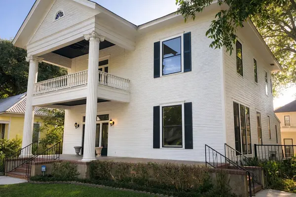 307 Burleson ST, Smithville, TX 78957