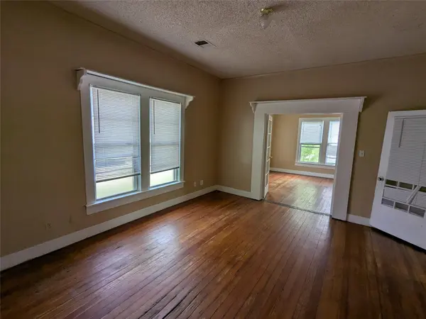 301 Park ST, Taylor, TX 76574