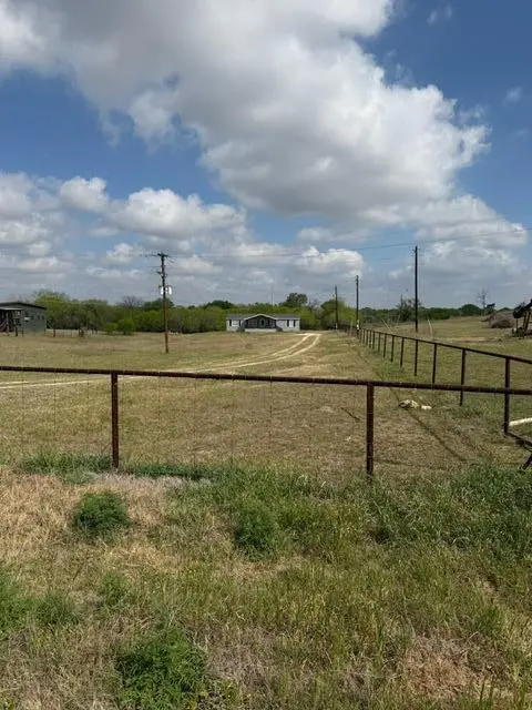 1235 Hoover ST, Luling, TX 78648