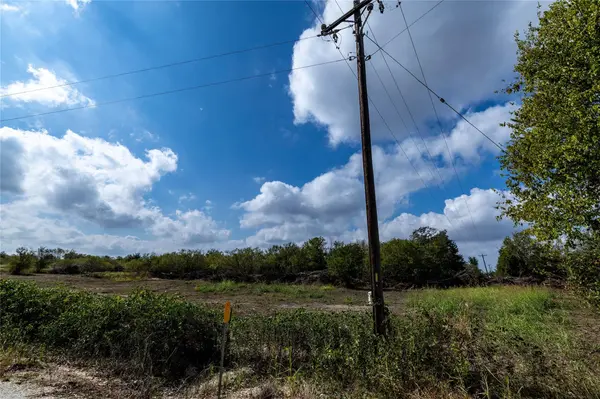 287 Sunset TRL, Luling, TX 78648