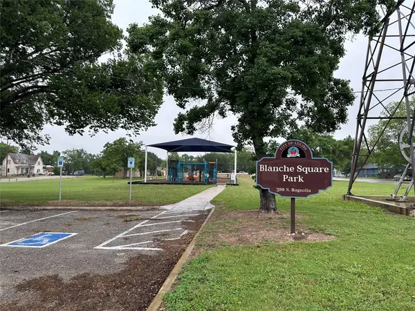 608 Lamar ST, Luling, TX 78648
