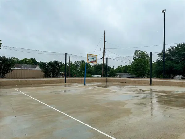 608 Lamar ST, Luling, TX 78648