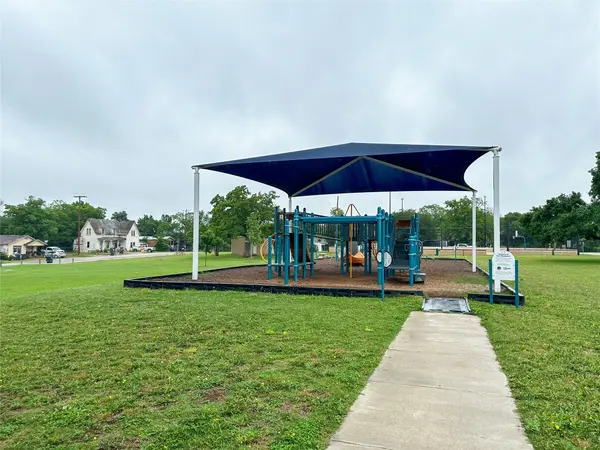 608 Lamar ST, Luling, TX 78648
