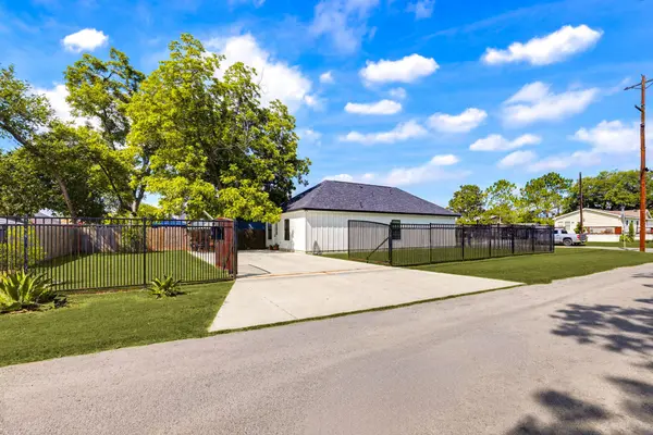 303 Pine Ave, Luling, TX 78648