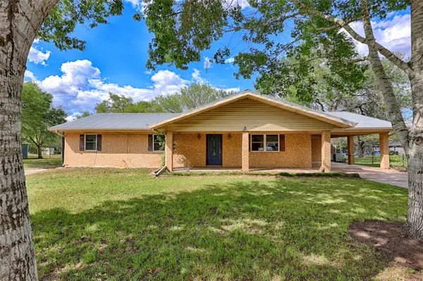 705 S La Grange ST, Flatonia, TX 78941