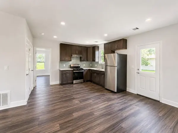 904 E Austin ST, Luling, TX 78648