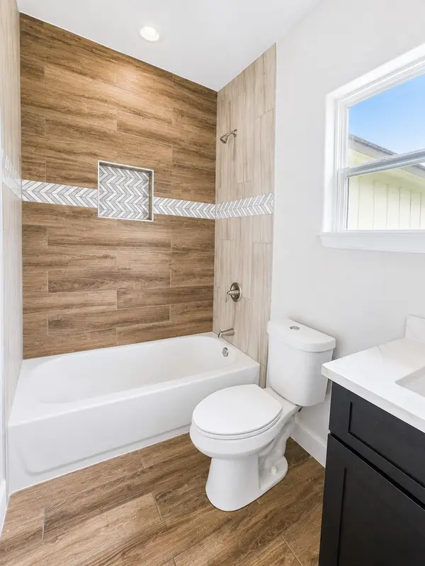 904 E Austin ST, Luling, TX 78648