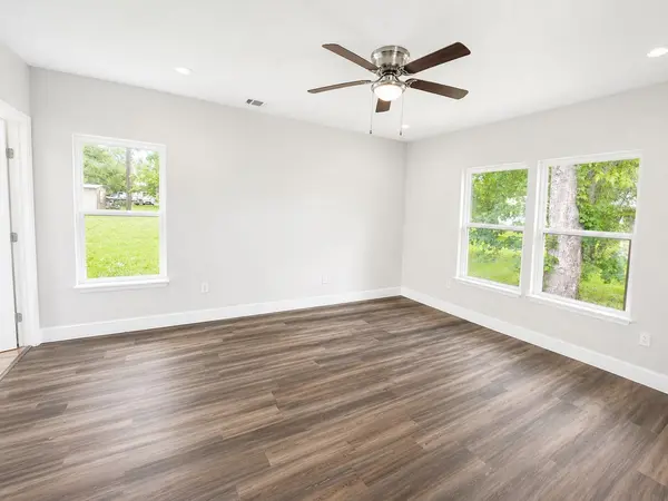 904 E Austin ST, Luling, TX 78648