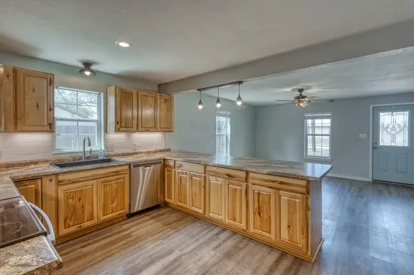 609 Dickson ST, Lexington, TX 78947