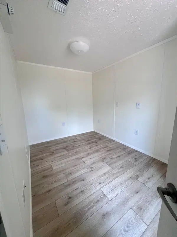 121 Kiowa DR, Smithville, TX 78957