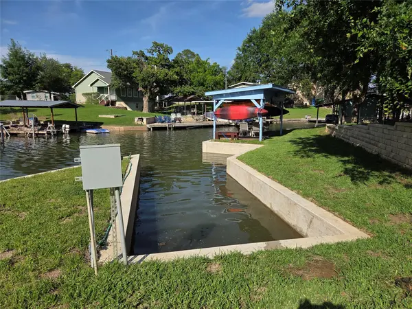 203 W Lakeshore DR, Sunrise Beach, TX 78643