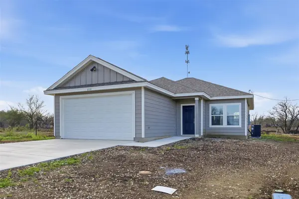 608 Mustang CIR, Nixon, TX 78140