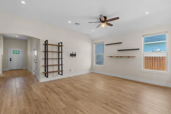 303 W Browning ST, Manor, TX 78653