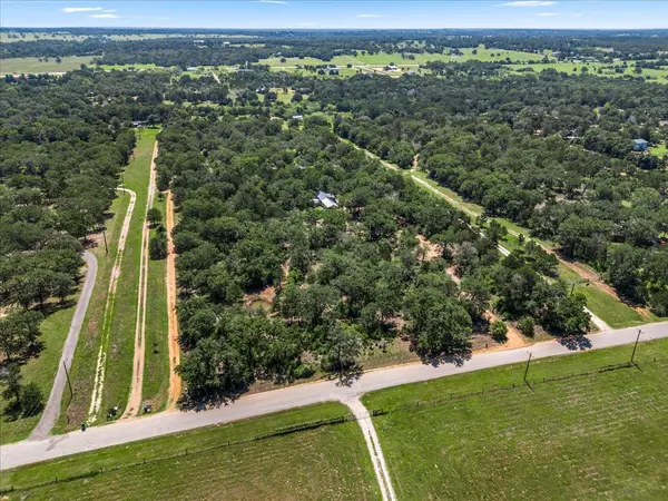 247 Pine Valley LOOP, Smithville, TX 78957