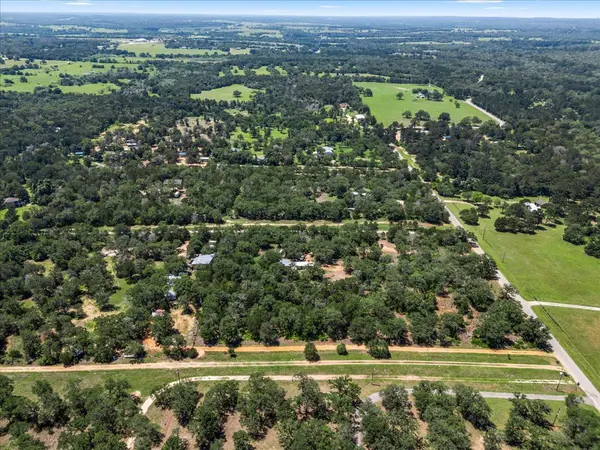 247 Pine Valley LOOP, Smithville, TX 78957