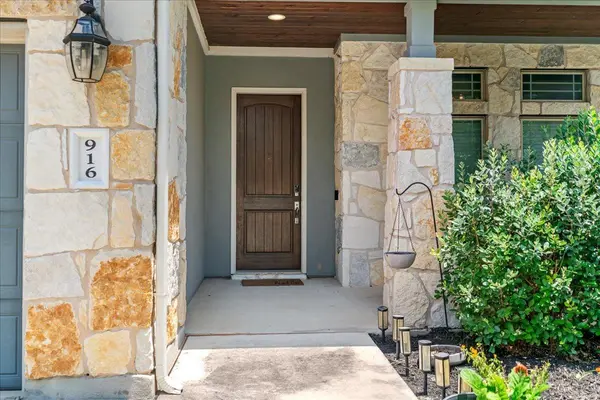 916 Isaias DR, Leander, TX 78641