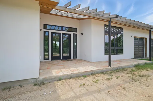 1800 Man O War DR, Del Valle, TX 78617