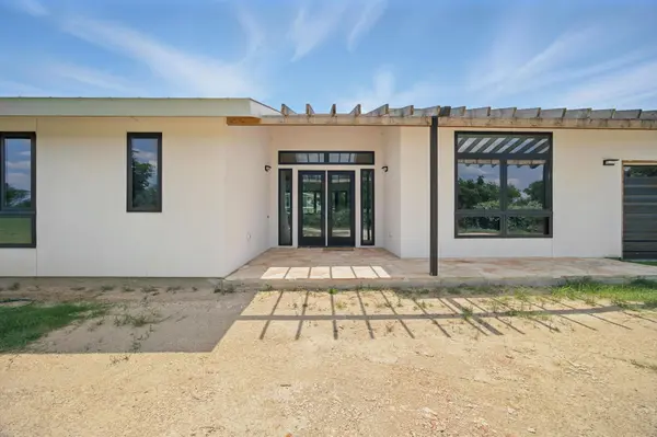 1800 Man O War DR, Del Valle, TX 78617