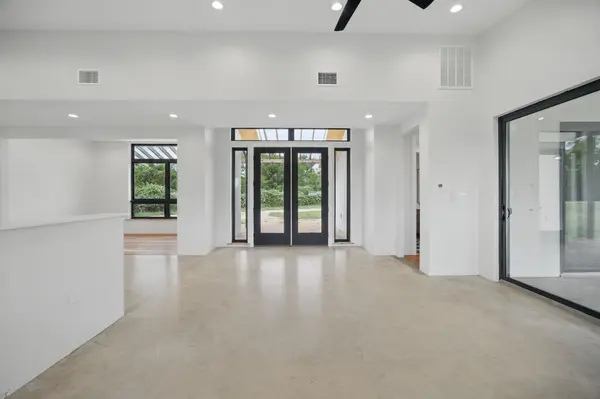 1800 Man O War DR, Del Valle, TX 78617